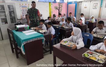 Siswa Siswi Senyum Warnai Pembagian Makanan Bergizi 1.872 Porsi Babinsa 08 / Bangun Kodim 0207/ Simalungun